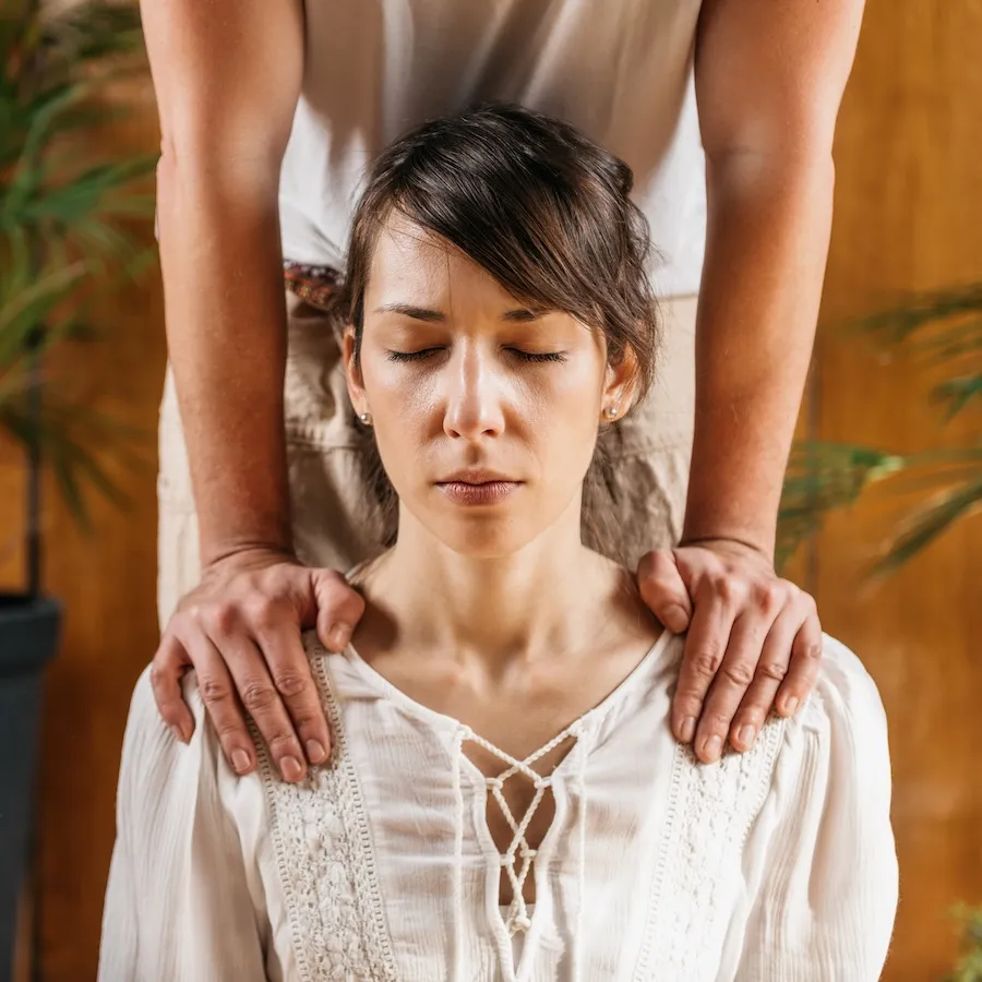 Séance de shiatsu sur les épaules